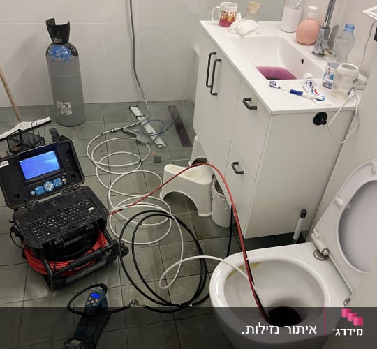 ציוד לגילוי נזילות בשירותים עם מצלמה וצינורות